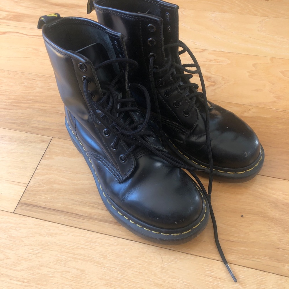 Dr martens black leather size 7 woman in good condition